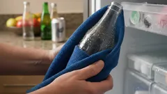 Cómo conseguir refrescos fríos en 10 minutos usando una simple toalla mojada